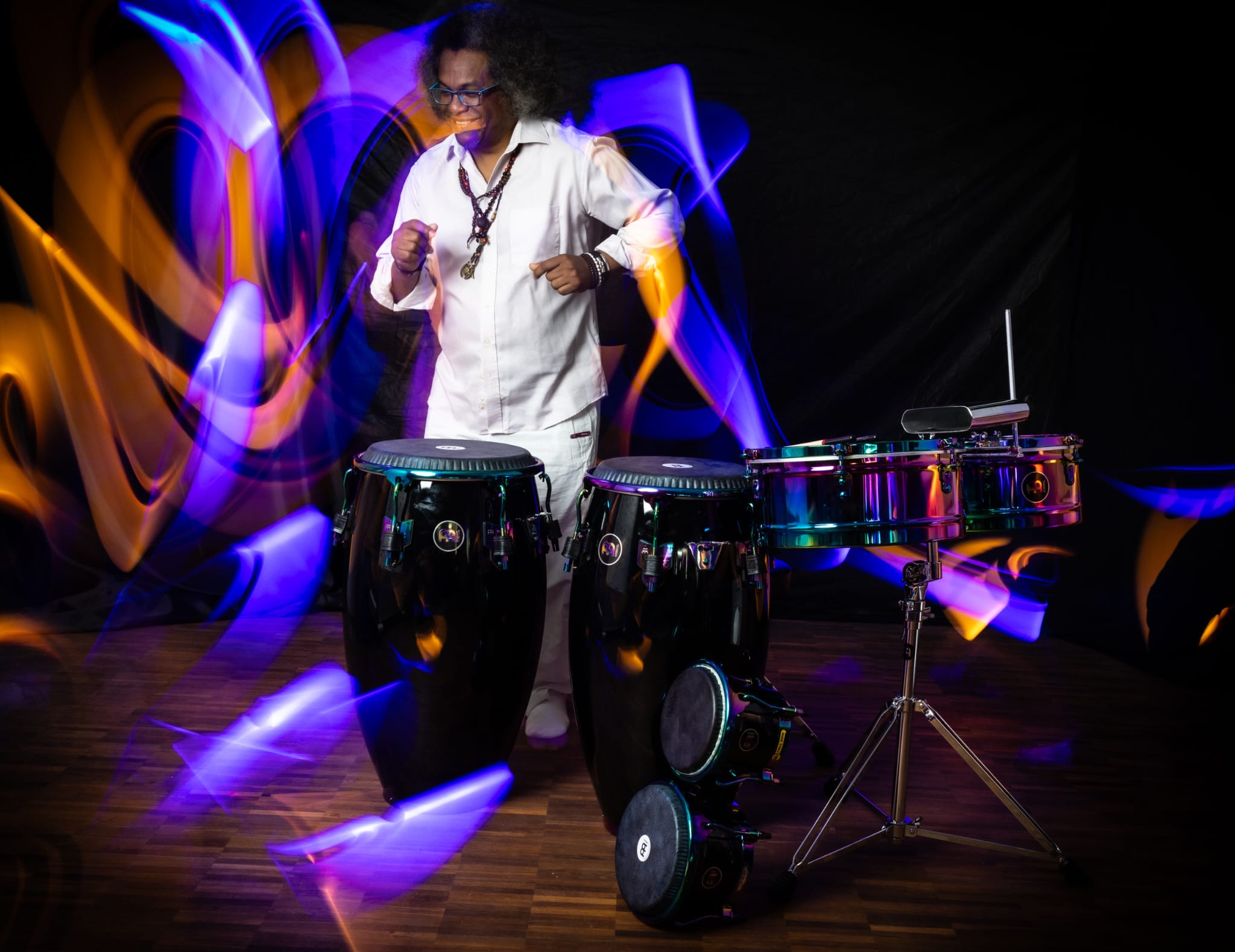 Nené Vásquez an den Congas bei einer Live-Performance
